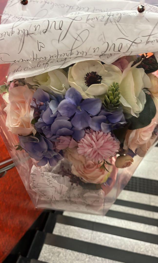 鮮花花束禮物less 玫瑰b165求婚生日訂婚結婚示愛心意表達 興趣及遊戲 手作 自家設計 文具及工藝 花 Carousell