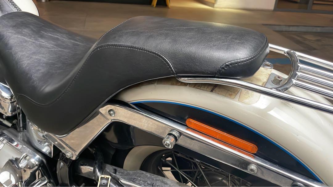 badlander seat softail