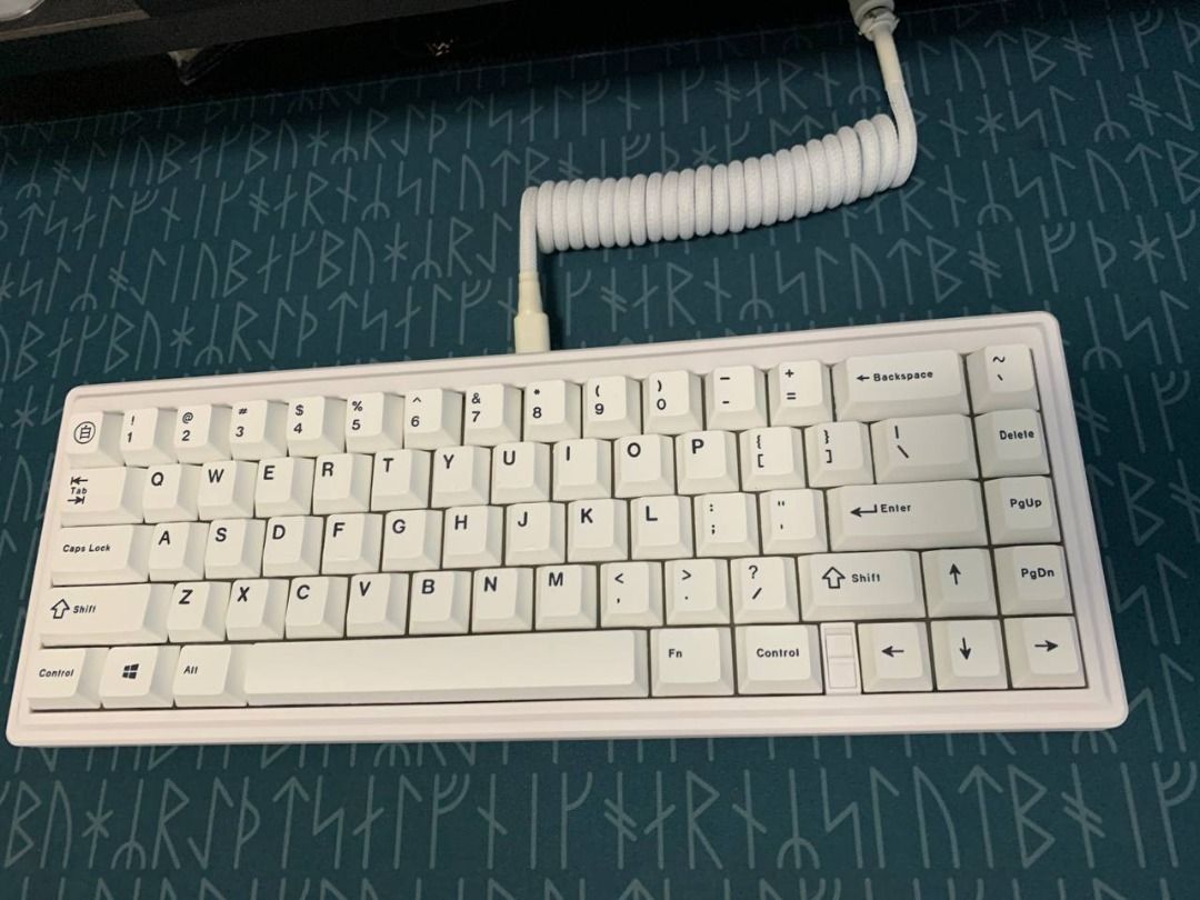 Minimalist White keyboard with Black on white keycaps japanese hiragana