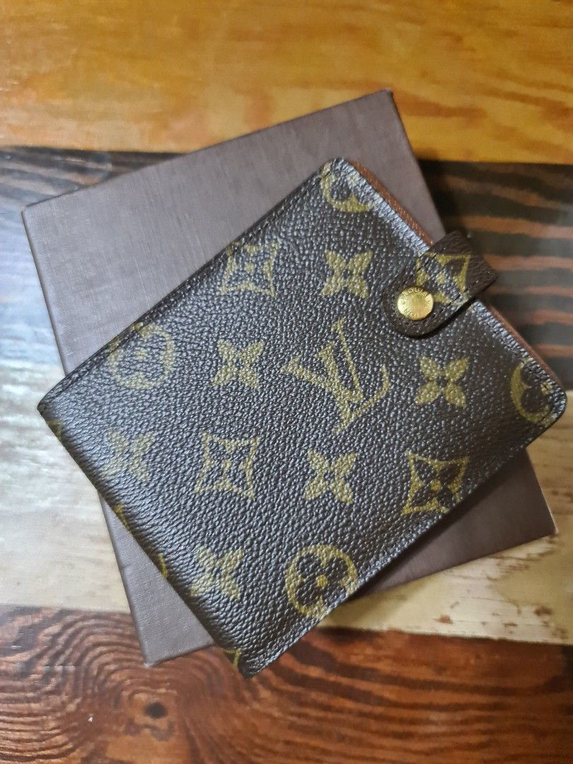 Authentic Louis Vuitton LV Monogram Canvas Porte Monnaie Wallet, Luxury,  Bags & Wallets on Carousell