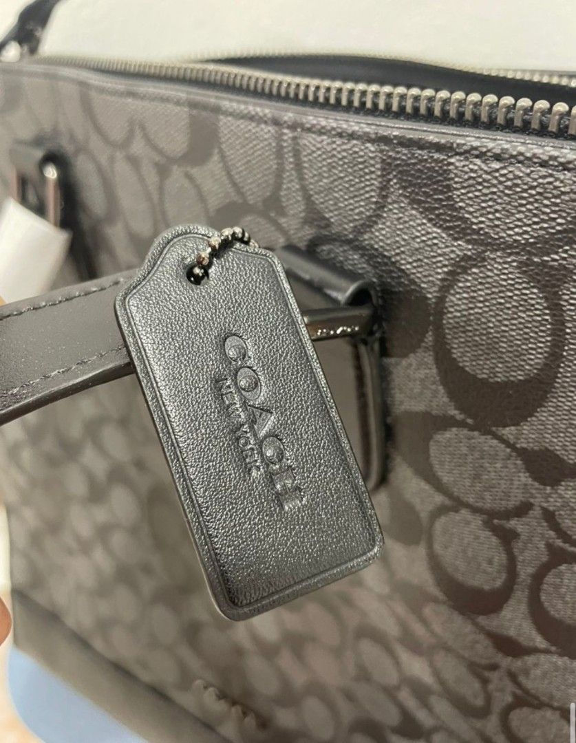 How to spot a fake marc jacobs shutter bag, Luxury, Bags & Wallets on  Carousell