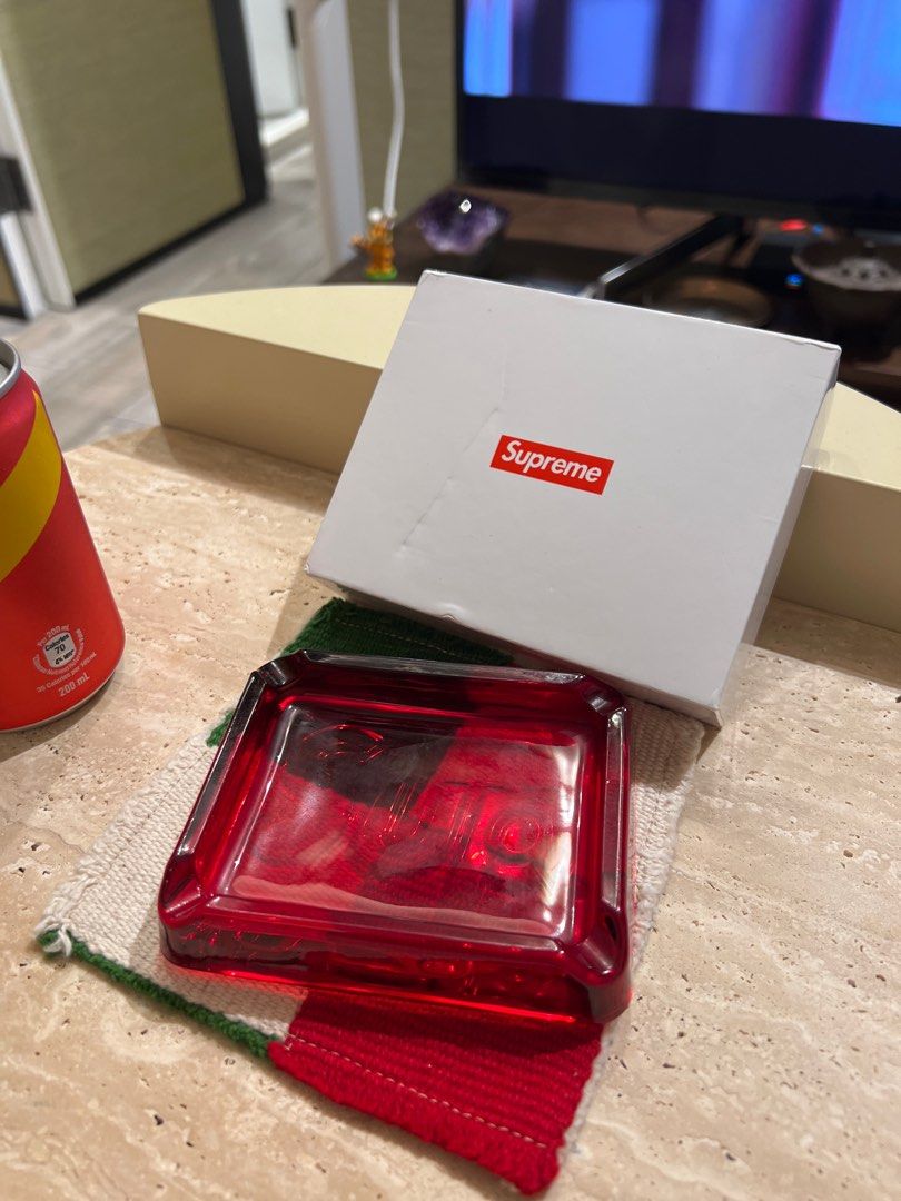 supreme debossed glass ashtray red color 煙灰缸, 名牌, 飾物及配件