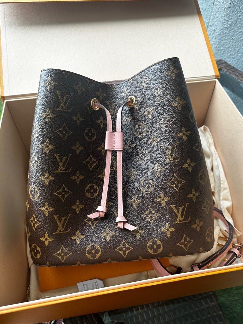 READY STOCK💯% AUTHENTIC LOUIS VUITTON DAUPHINE MM MONOGRAM CANVAS, Women's  Fashion, Bags & Wallets, Purses & Pouches on Carousell